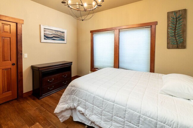 Building Photo - Large spectacular home with all the bells and whistles