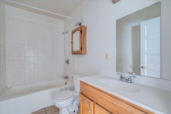 Building Photo - 1119 N LBJ Dr