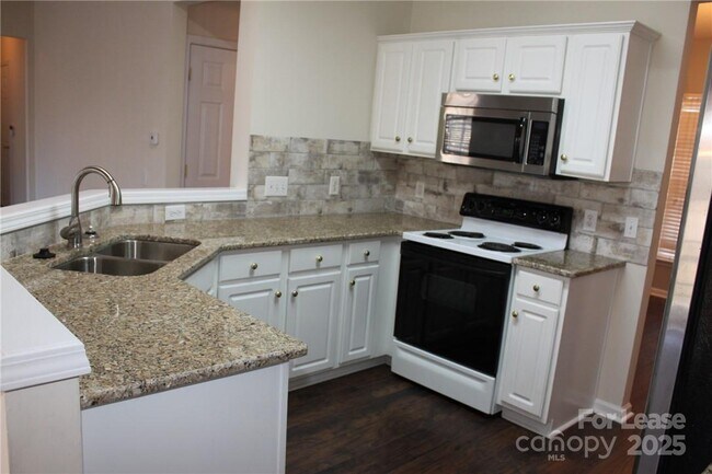 Building Photo - 2715 Old Ironside Dr