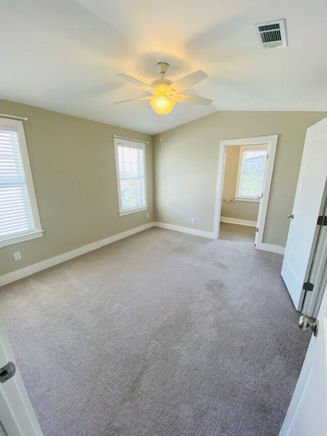 Building Photo - Beautiful 4 bedroom 4 bathroom house in th...