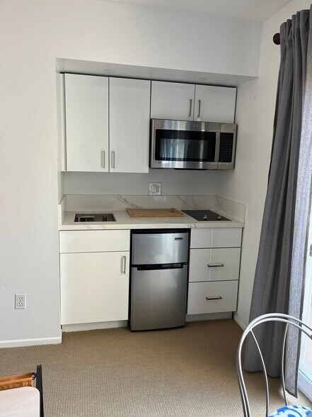 fridge, freezer,stovetop, microwave & sink - 2255 Ohio Ave