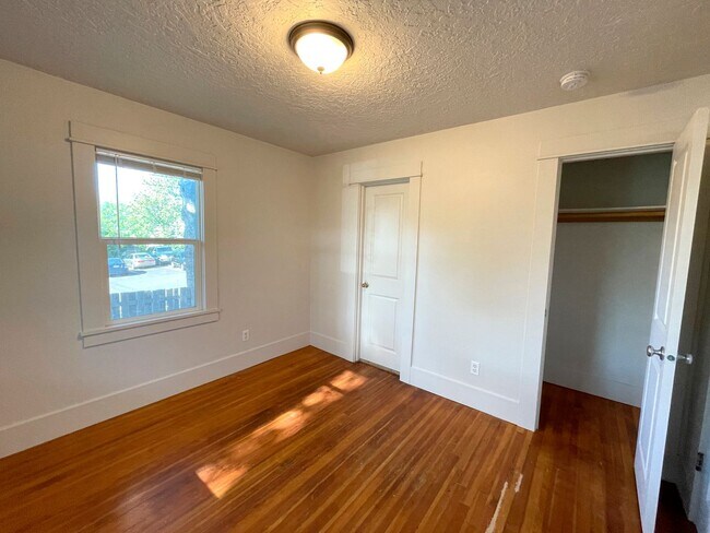 Building Photo - Charming 1920s Bungalow in Montavilla, Washer and Dryer Included!