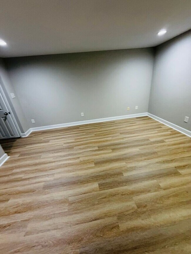 Building Photo - 3 Bedroom Townhome