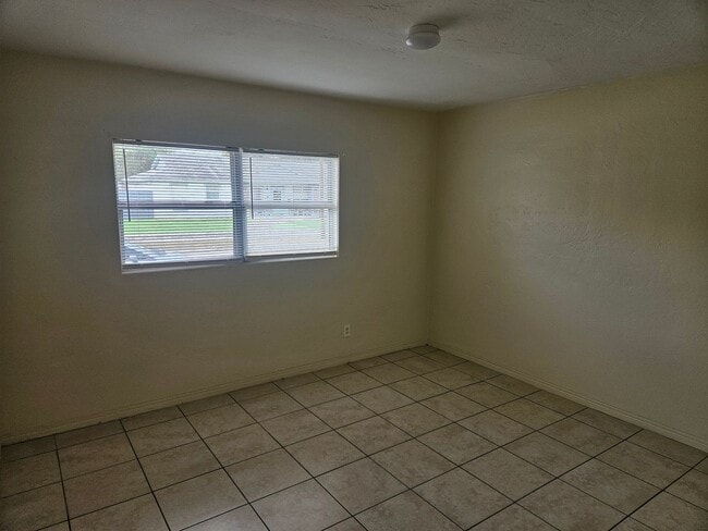 Building Photo - 2 Bedroom Unit in St Pete- Available February 3!