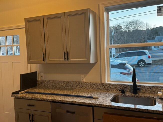 Building Photo - 1025 South Sandwich Road