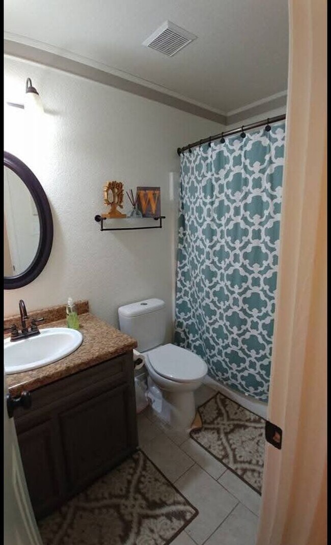 Building Photo - 3-bedroom 2-bathroom house!