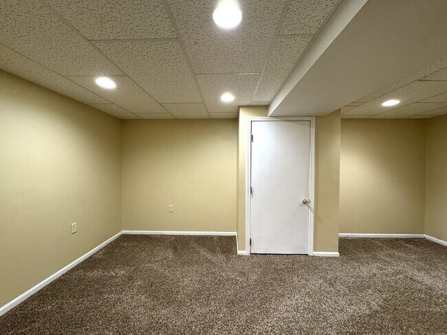 Building Photo - 1142 Greensfield Dr