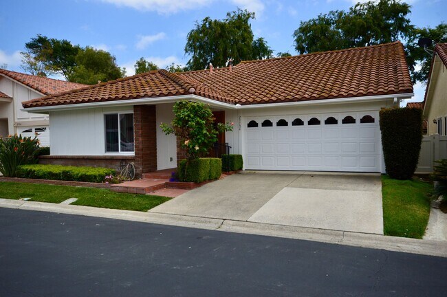 Building Photo - 2 Bedroom plus Den Home in 55+ Community i...