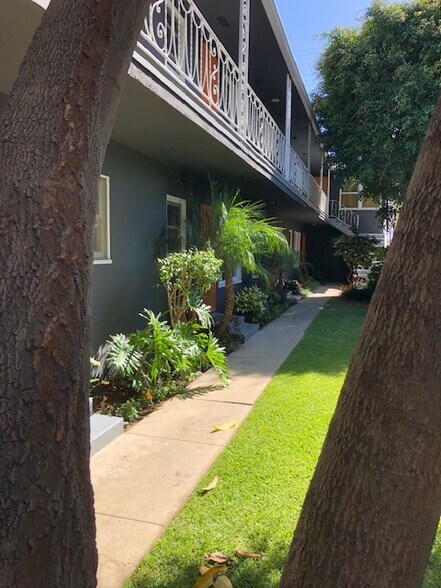 Courtyard for all. - 1334 E 1st St