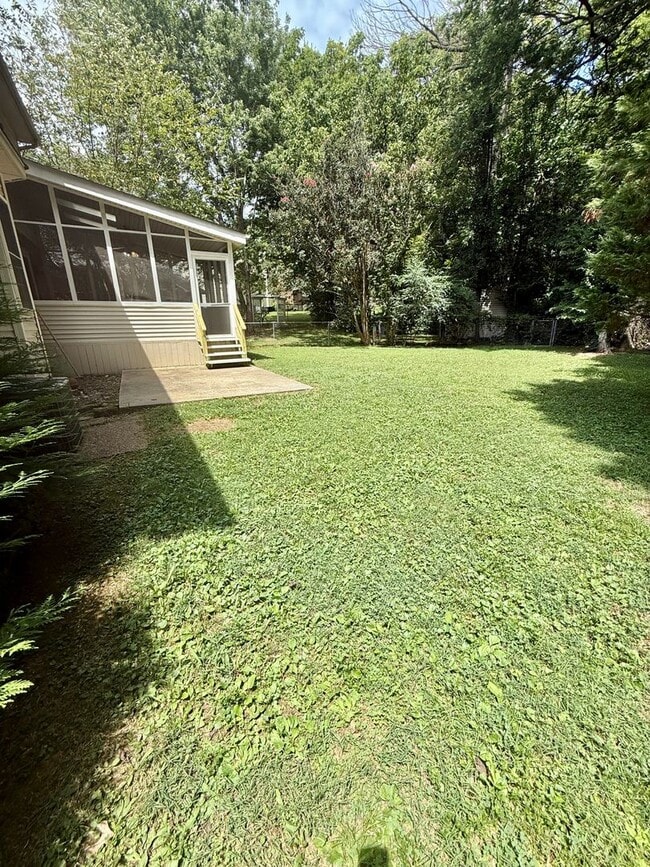 Building Photo - 3 Bedroom 2.5 Bath House + Garage + Fenced...