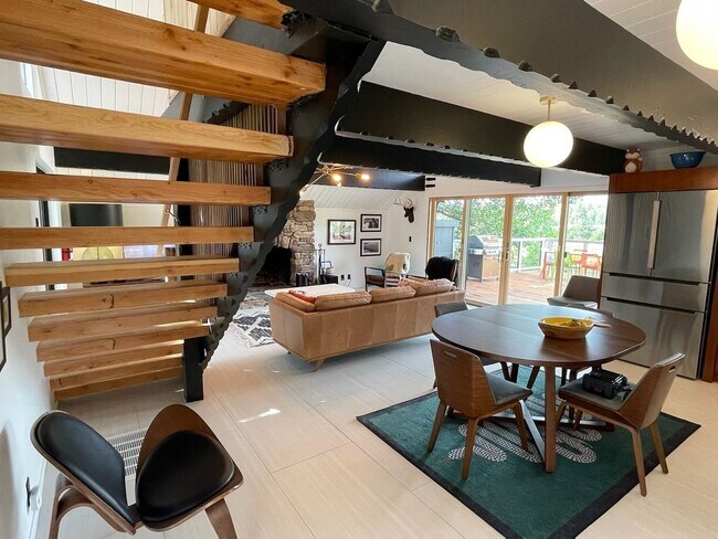 Building Photo - *Furnished 2 Bedroom 2 Bath Home in Big Be...