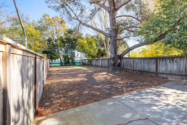 Building Photo - 400-402 Underhill Drive