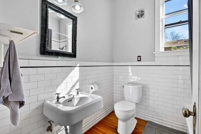 Building Photo - 713 SE 27th Ave