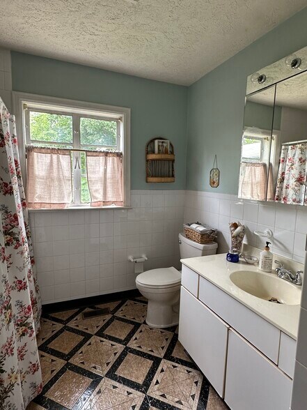Building Photo - 3616 Riverview Dr