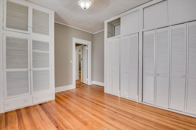 Building Photo - 933 Russell St