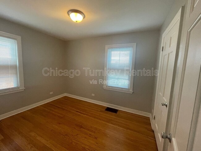 Building Photo - 494 Greenbay Ave
