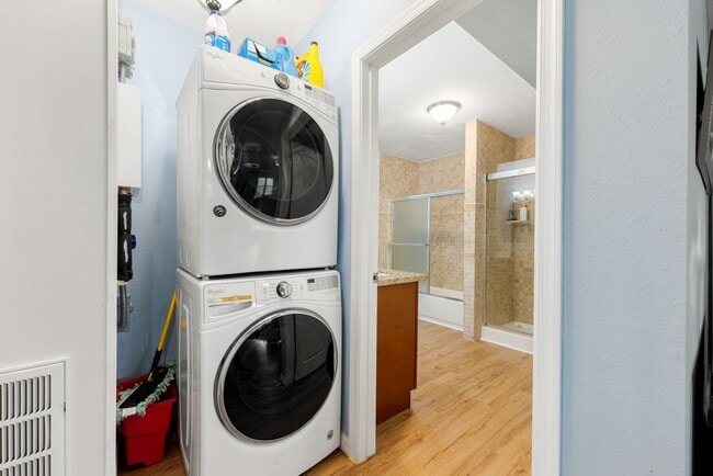 Building Photo - 2116 Live Oak St