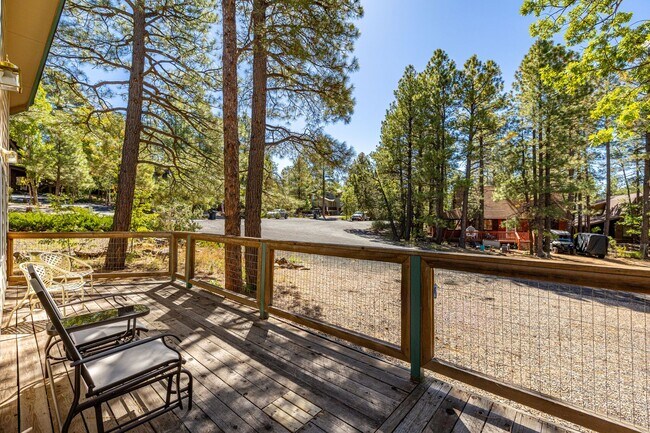 Building Photo - 3 bedroom, 2 bathroom, Spacious Scenic Munds Park Home!