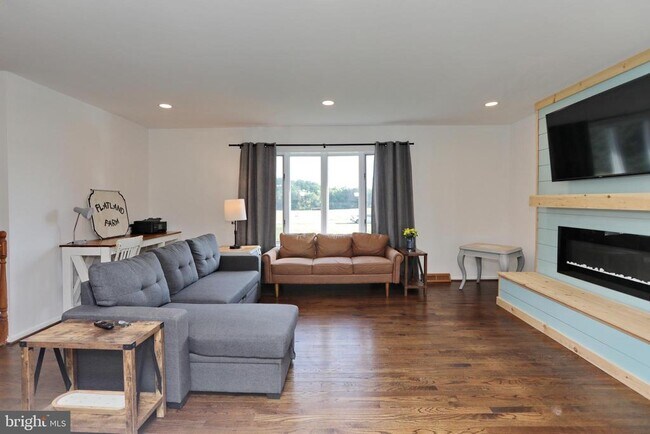 Building Photo - 8530 Wedding Dr