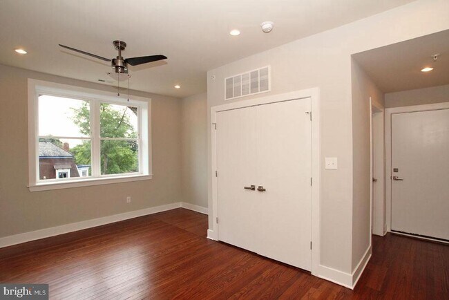Building Photo - 400 S 45th St