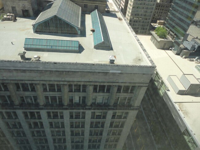 Building Photo - 8 E Randolph St