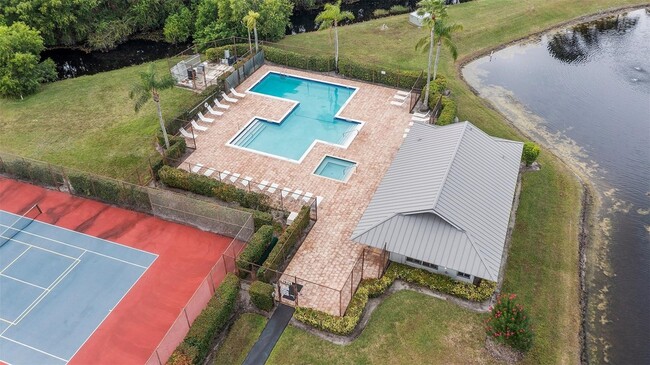 Building Photo - 6809 SE Yorktown Dr