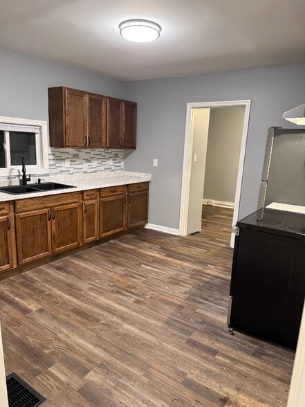 Building Photo - 208 E North St