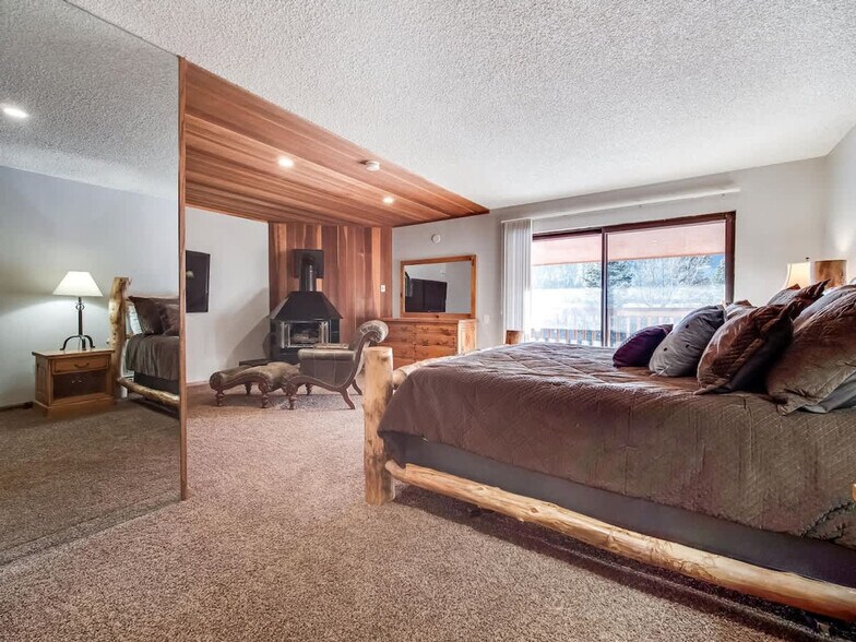 Building Photo - 743 Lagoon Dr