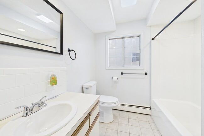 Building Photo - 20 Oak St