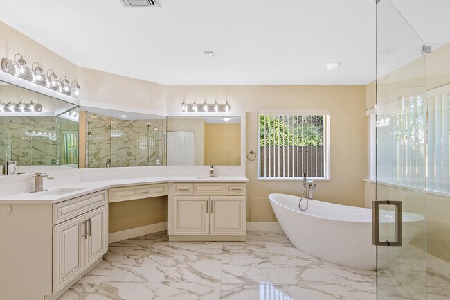 Building Photo - 6051 NW 60th Ave