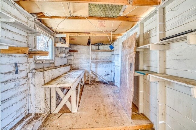 Building Photo - 4 bedroom 2 bath Home