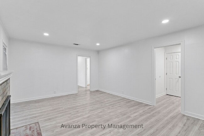 Building Photo - Fresno Mayfair District - 3 Bedroom Home  1 Year Lease