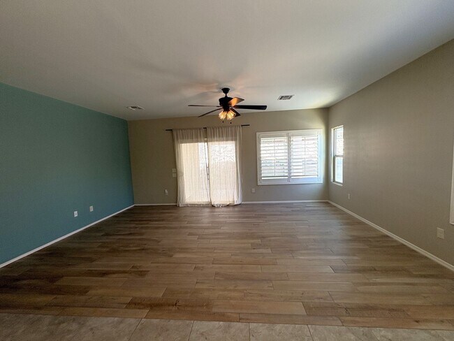 Building Photo - 4 bedroom plus Den 3 car garage with sparkling pool Vail School District