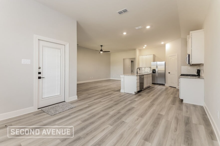 Building Photo - 2121 Meadow Dr