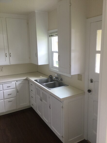 Building Photo - 212 S Center St