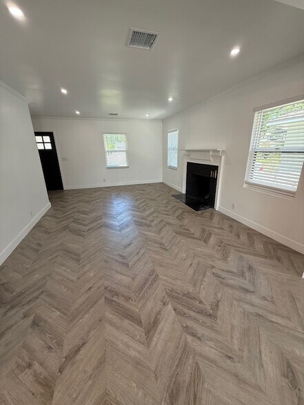 Living Room - 2400 Greenfield Ave