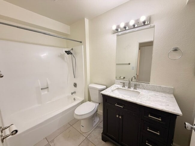 Building Photo - Spacious 2 Bedroom 2 Bathroom Condo with Large Balcony in Mission Valley