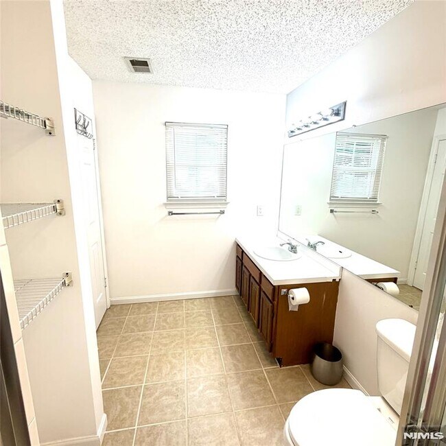 Building Photo - 107 Pine Oak Blvd