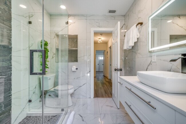 Building Photo - 834 SW 14th Ct