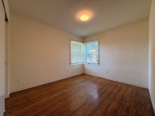 Building Photo - Bright Upper-Level 2BR Home in Alameda’s Desirable East End.