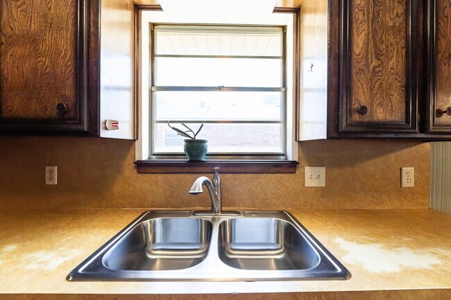 Building Photo - Spacious 3/2/2 near McCullough Park
