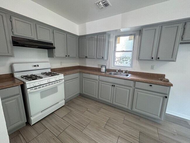 Building Photo - 1139 Sewall Ave