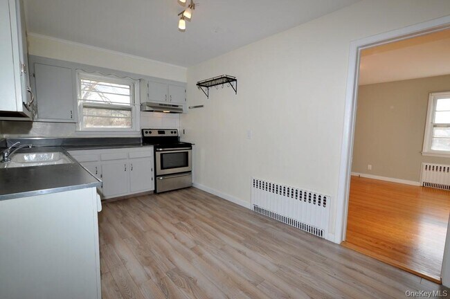 Building Photo - 34 Chestnut St