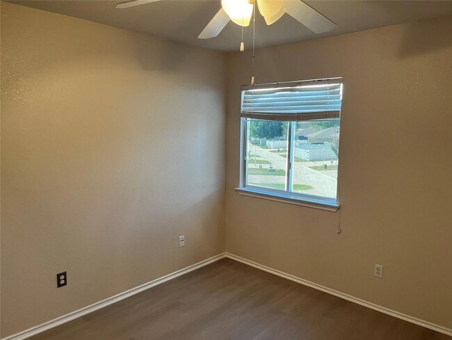 Building Photo - 513 Crater Lake Dr
