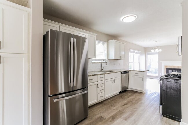 Building Photo - 5911 Vero Dr