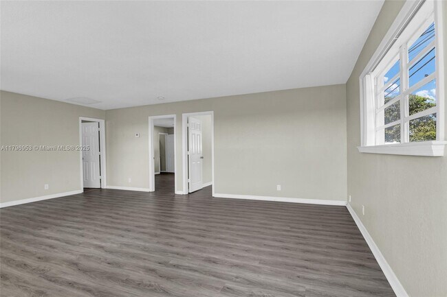 Building Photo - 588 Holly Dr