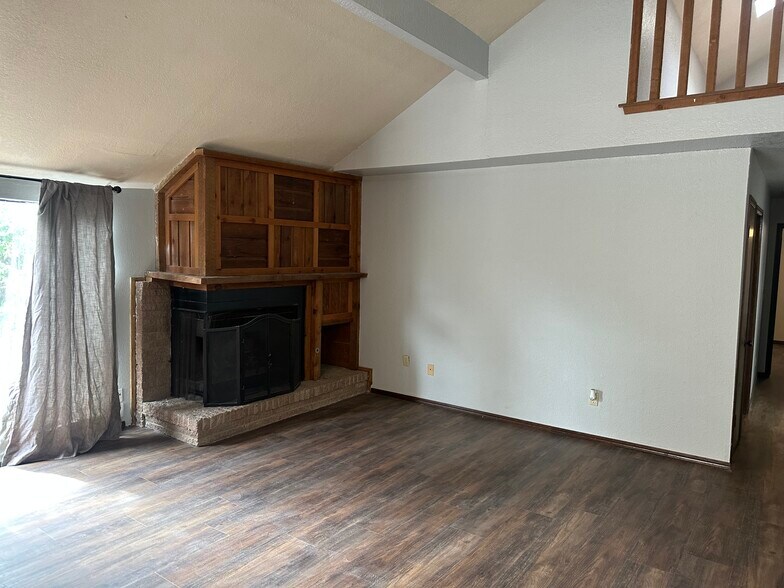 Living area plus fireplace - 6107 Gaelic Glen Dr
