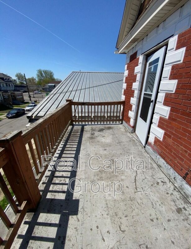 Building Photo - 102 Macamley St