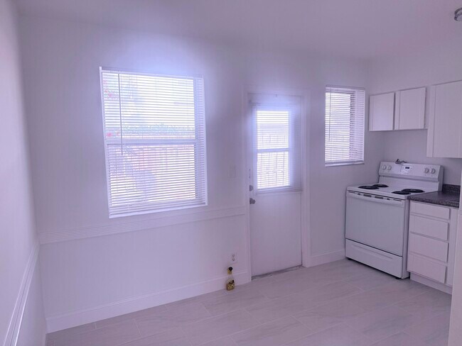 Building Photo - 630 Prosperity Farms Rd