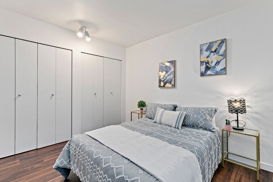 Second bedroom with ample closet space - 10418 Northeast 32nd Place